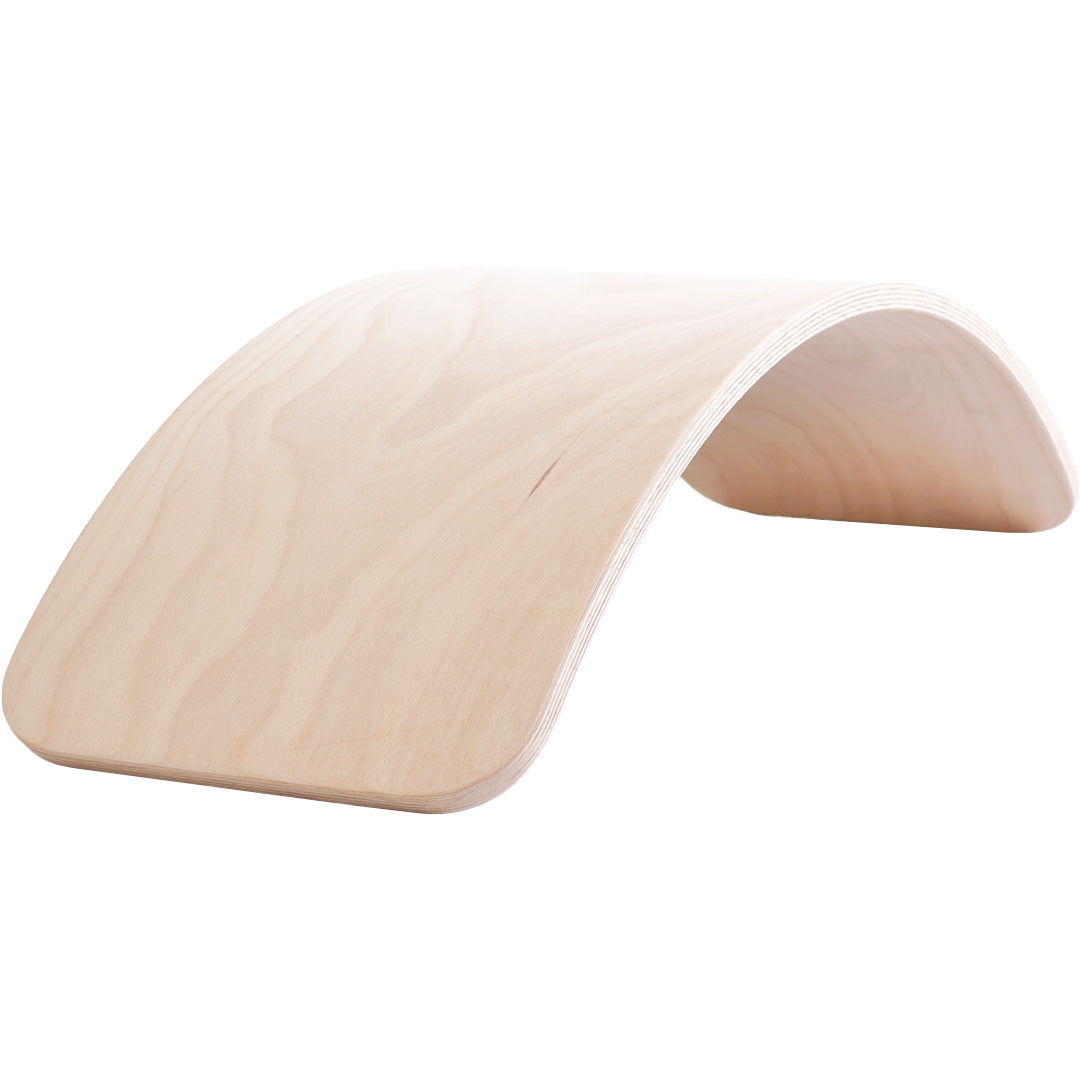 Wobbel balansbord van licht hout, van de zijkant gezien.