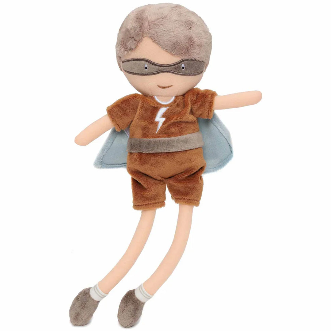Jollein pluchen superheldenpop Dave met bruine outfit, blauwe cape en masker, van voren gefotografeerd alsof hij vliegt.