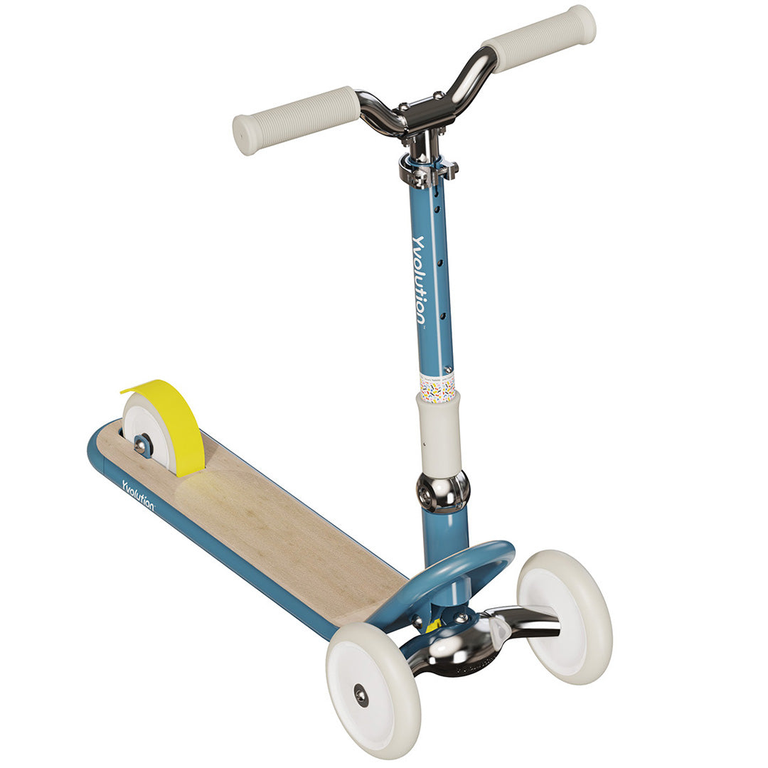 Yvolution kinderstep in blauw met houten dek en witte wielen, schuin gefotografeerd.
