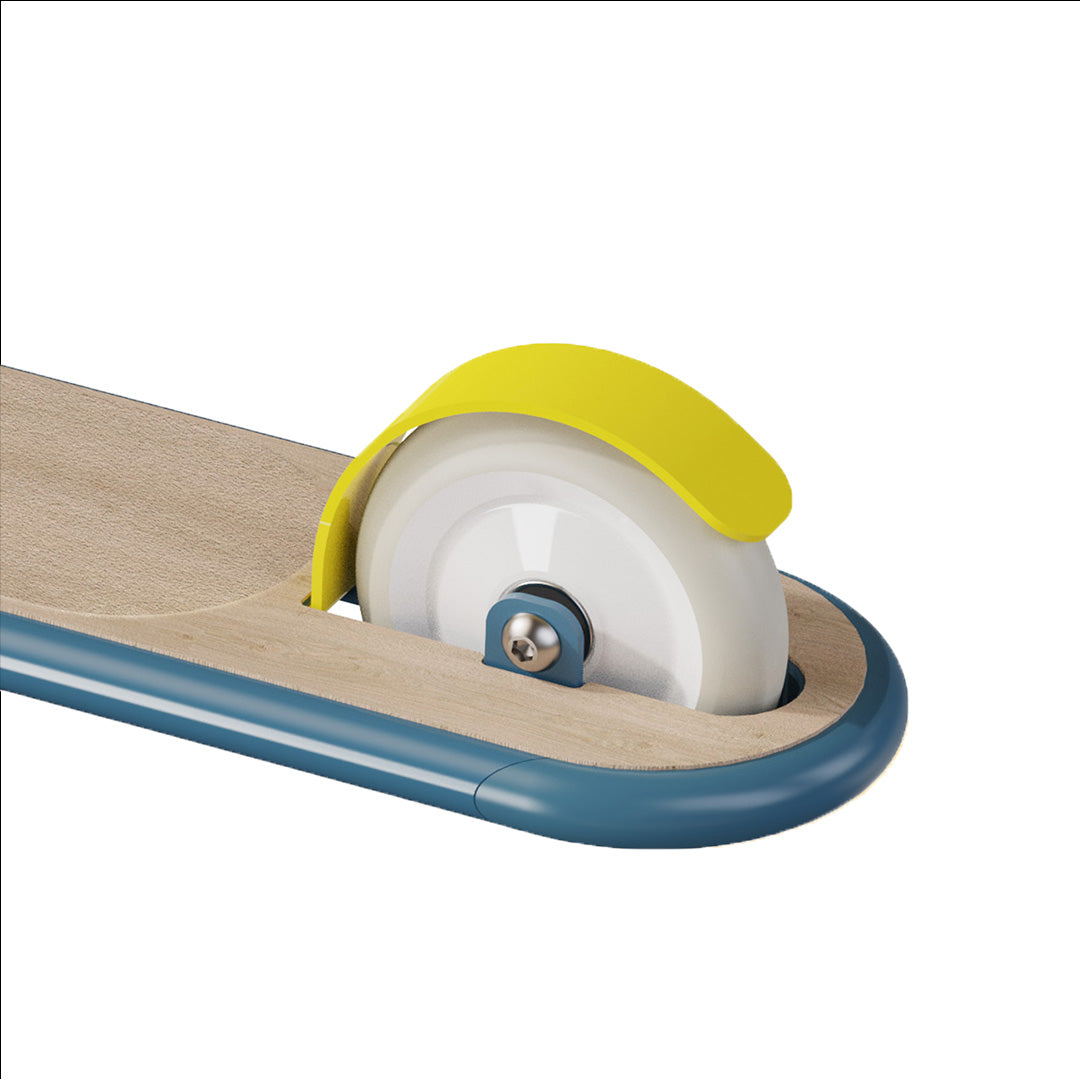 Detail van het achterwiel van de kinderstep met een wit wiel en geel spatbord op het houten dek.