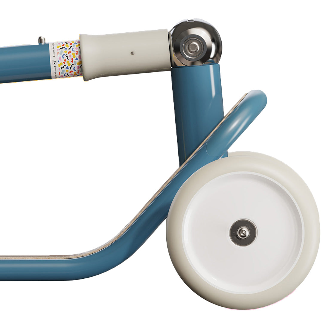 Detail van het voorwiel en de verstelbare stang van de kinderstep.