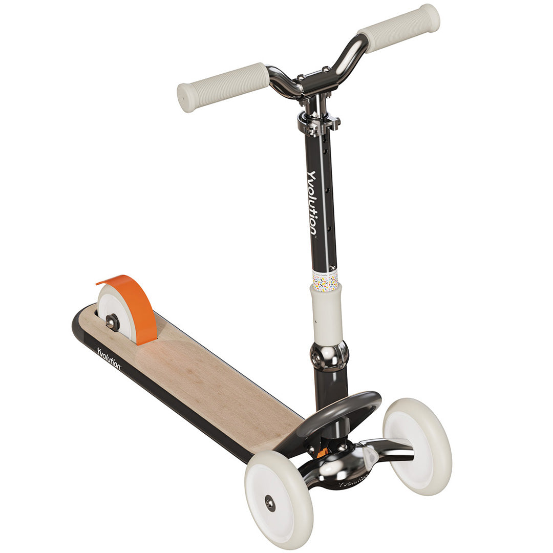 Yvolution kinderstep classic glider in zwart met houten dek en witte wielen.