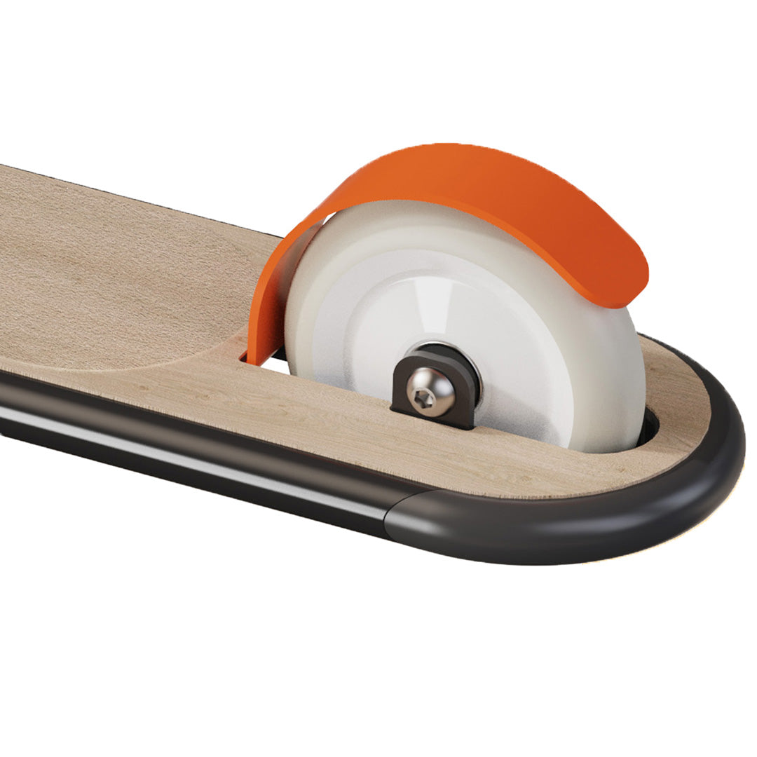 Detail van het witte achterwiel met oranje spatbord van de kinderstep.