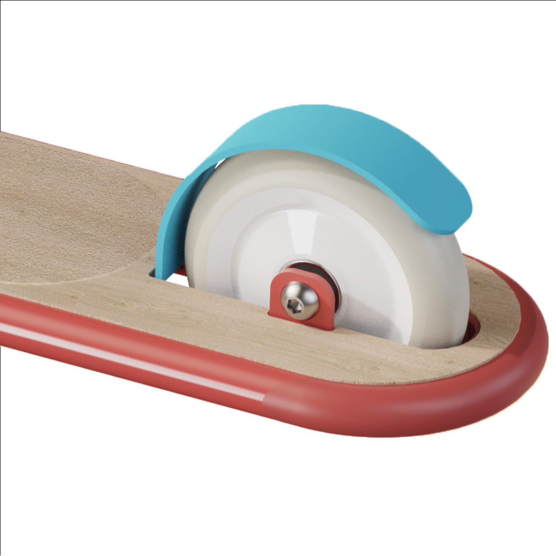 Detail van het achterwiel van de rode kinderstep met houten dek en blauwe spatlap.