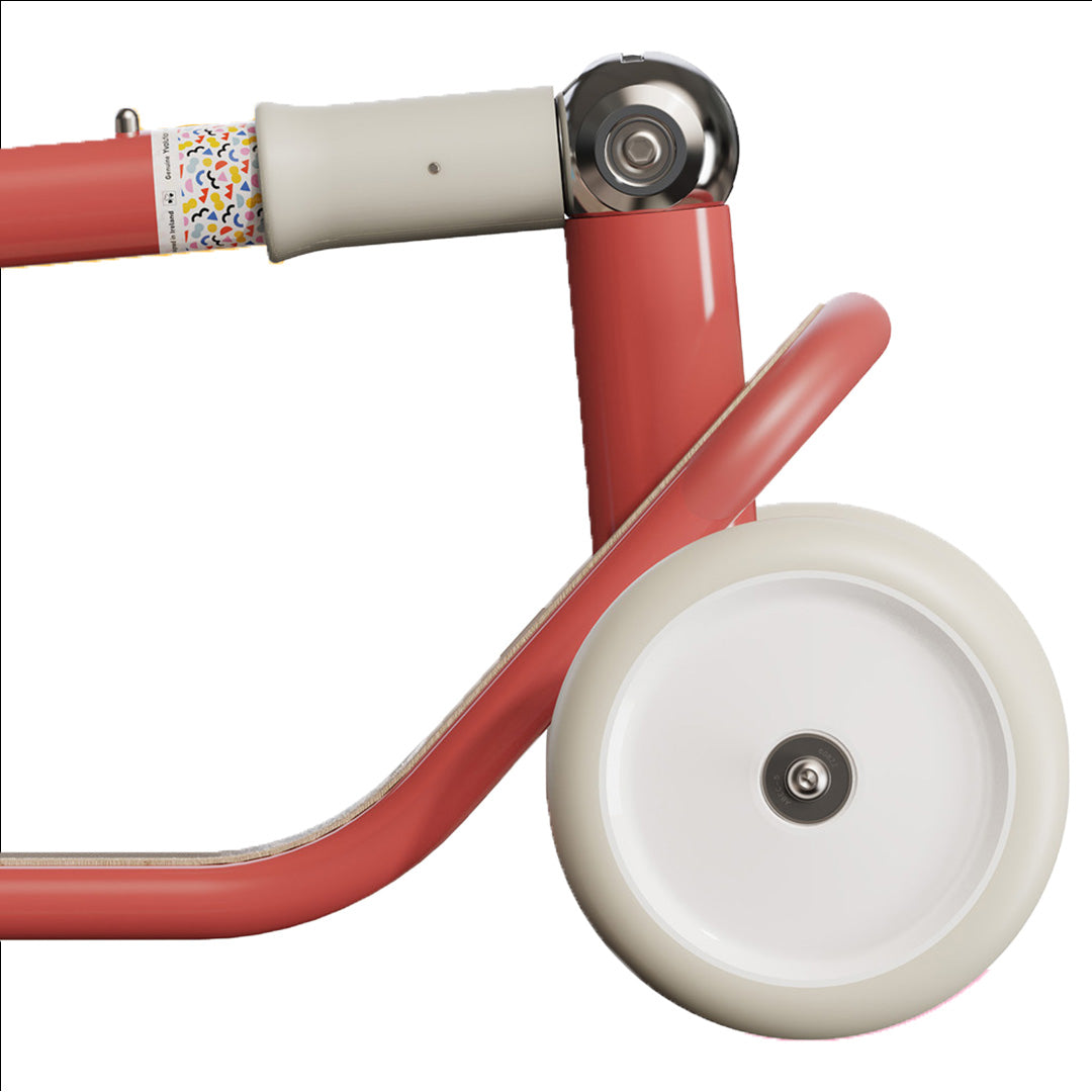 Detail van het voorwiel en de stuurkolom van de rode Yvolution kinderstep.