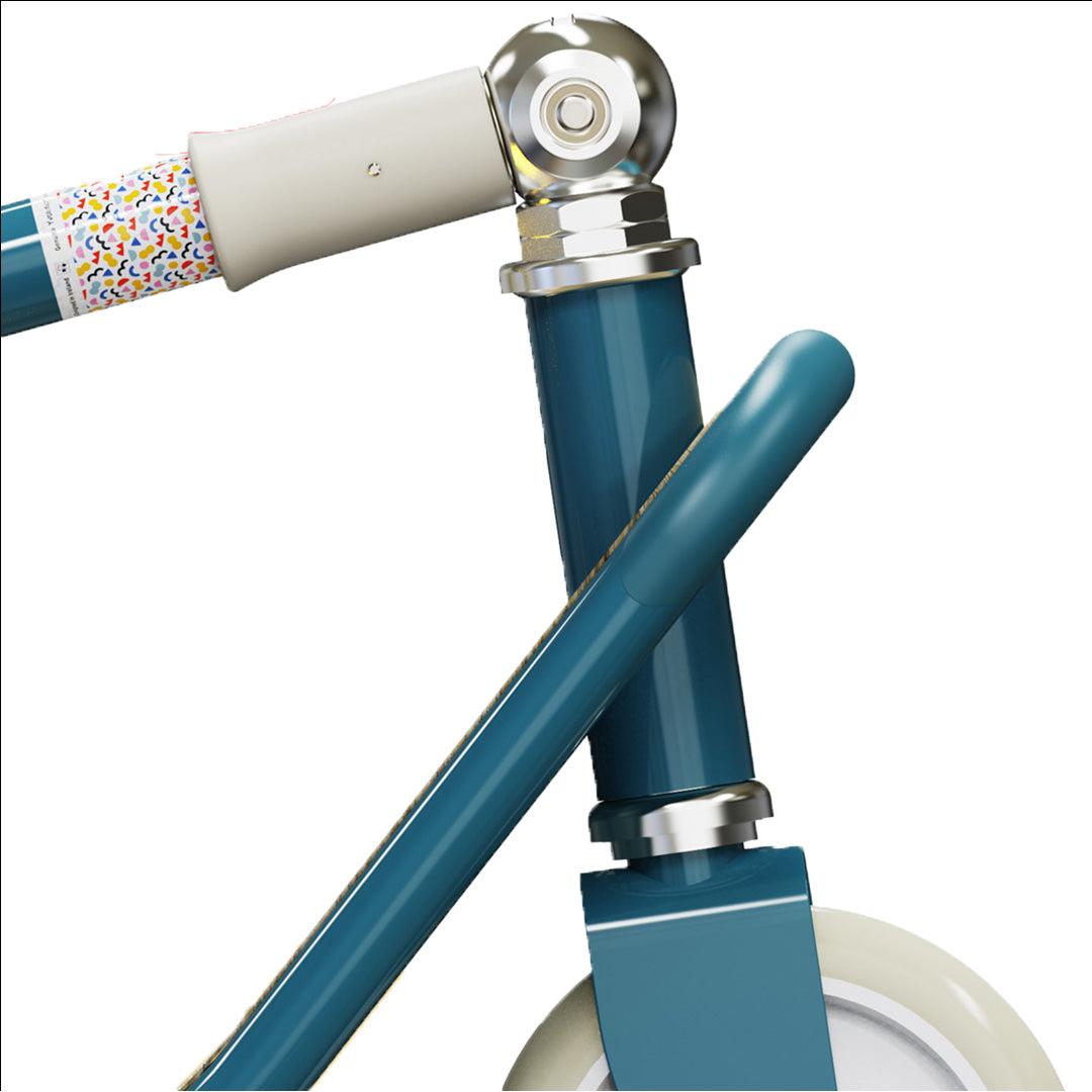 Detail van de stuurkolom en het verstelbare stuur van de blauwe kinderstep.