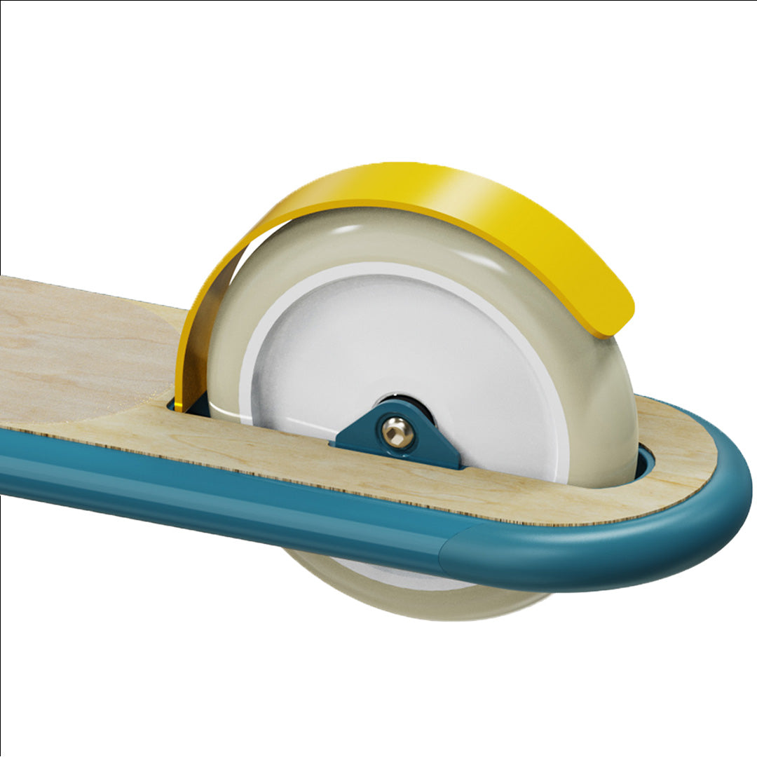 Detail van het achterwiel met gele spatbord en houten deck van de kinderstep.