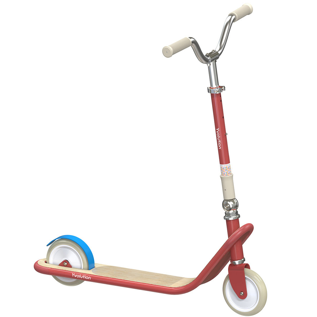 Yvolution rode kinderstep met houten dek en blauwe spatlap op het achterwiel.