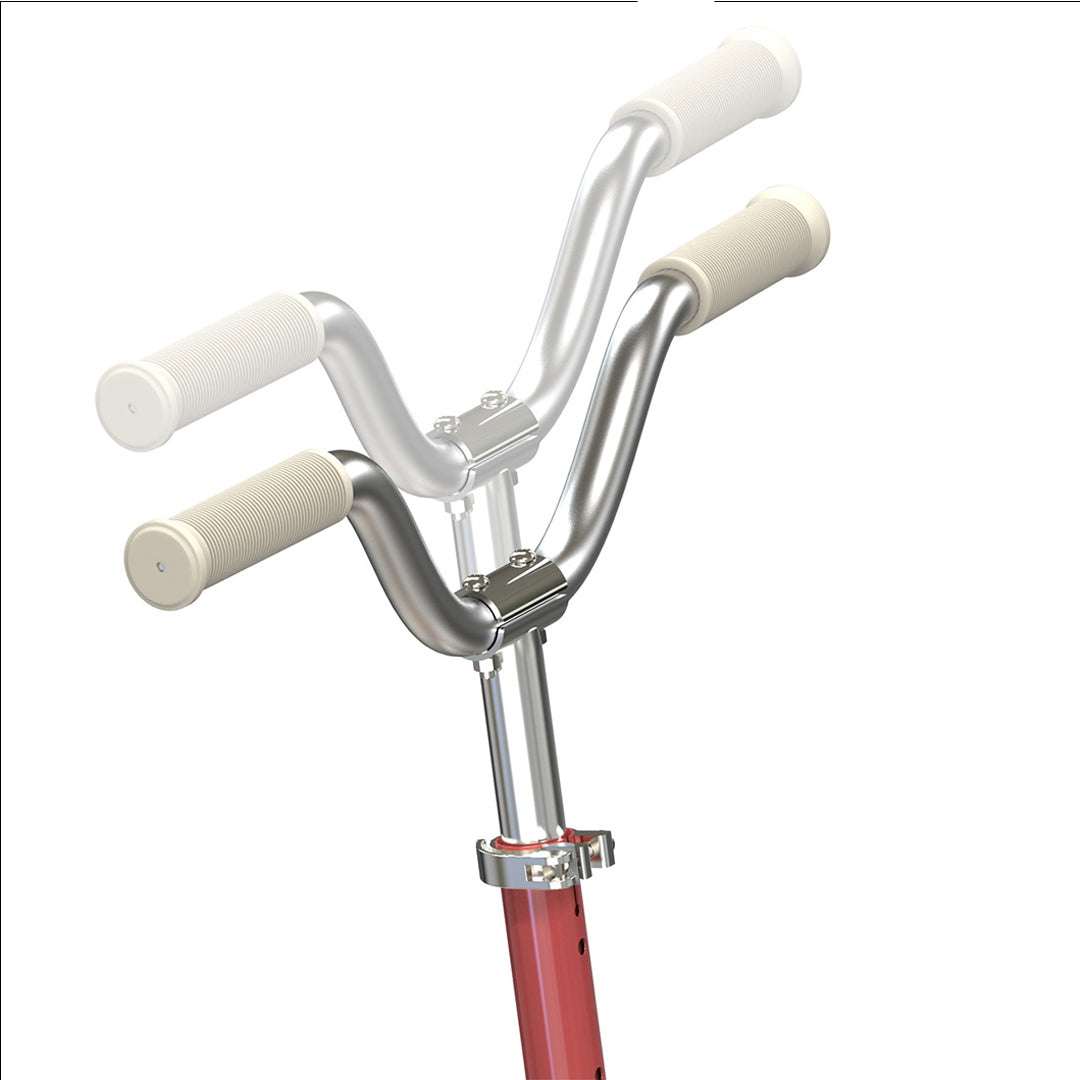 Detail van de verstelbare zilveren handvatten van de kinderstep met witte grips.
