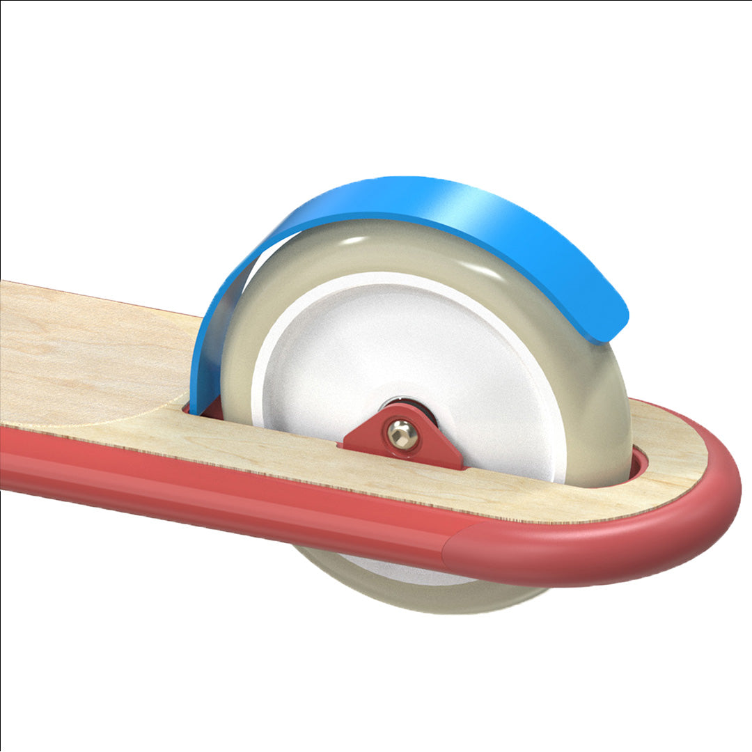 Detail van het achterwiel van de kinderstep met blauwe spatlap en houten dek.