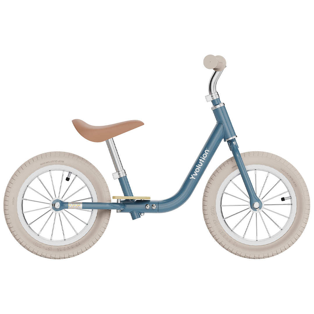 Yvolution blauwe loopfiets met lichtbruin zadel en off-white banden.