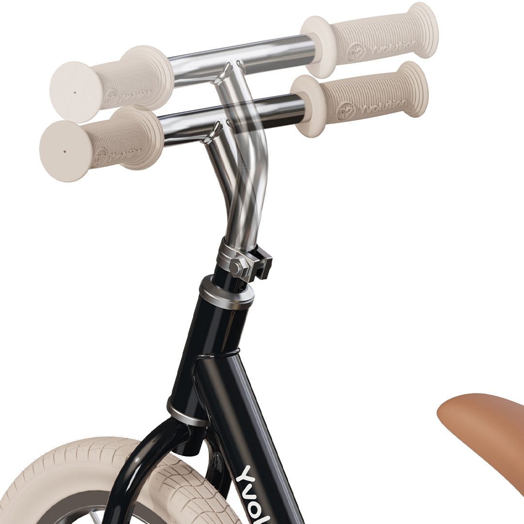 Detail van de verstelbare stuurhoogte van de Yvolution loopfiets.