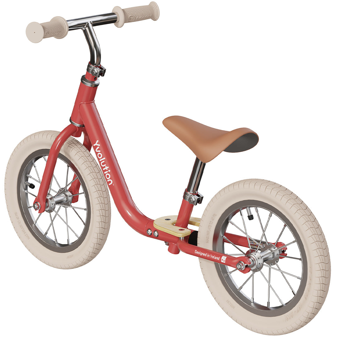 Yvolution rode loopfiets voor peuters met crèmekleurige banden en bruin zadel, schuin van achteren.