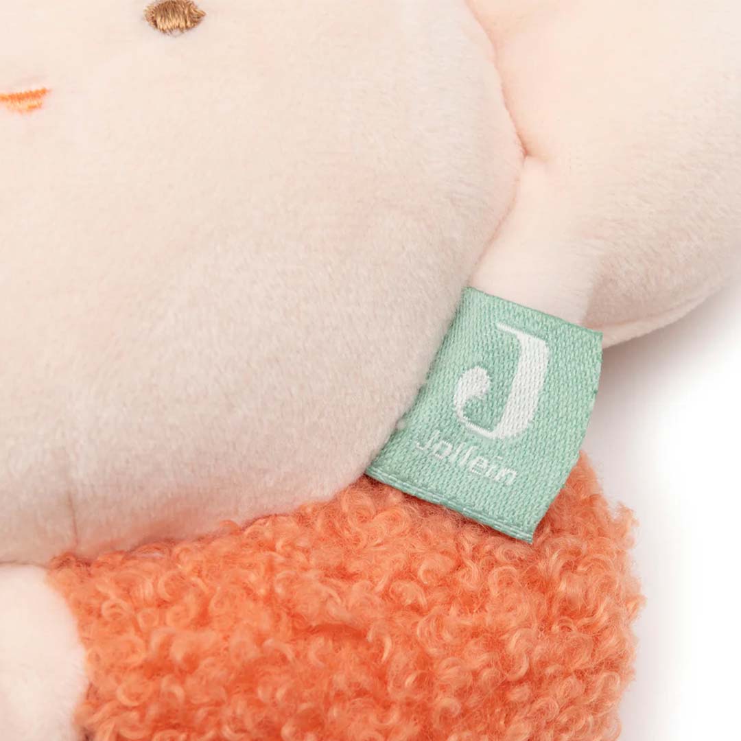 Detail van het Jollein merklabel op het pluchen bloem muziekdoosje.