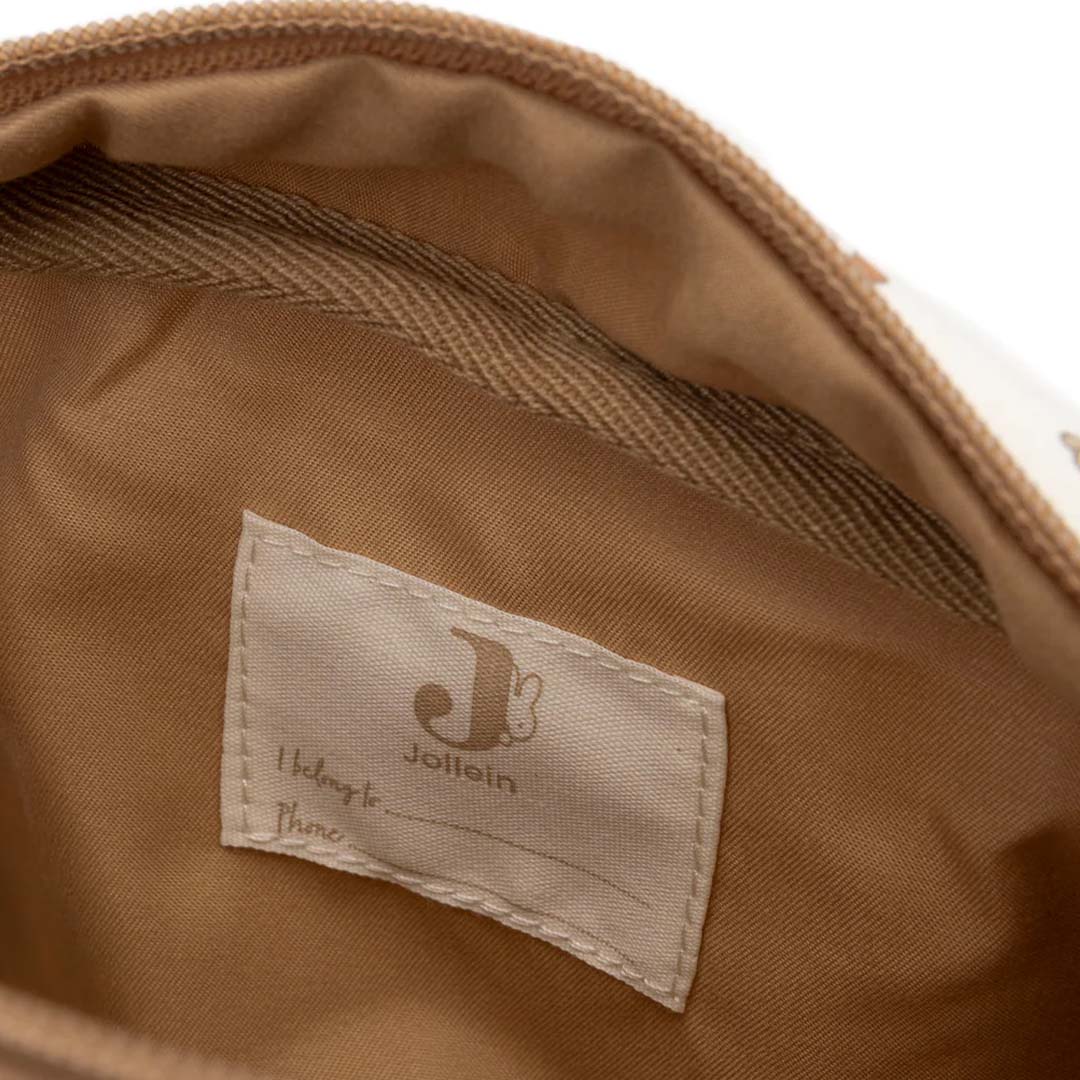 Detail van het Jollein label aan de binnenkant van de toilettas.