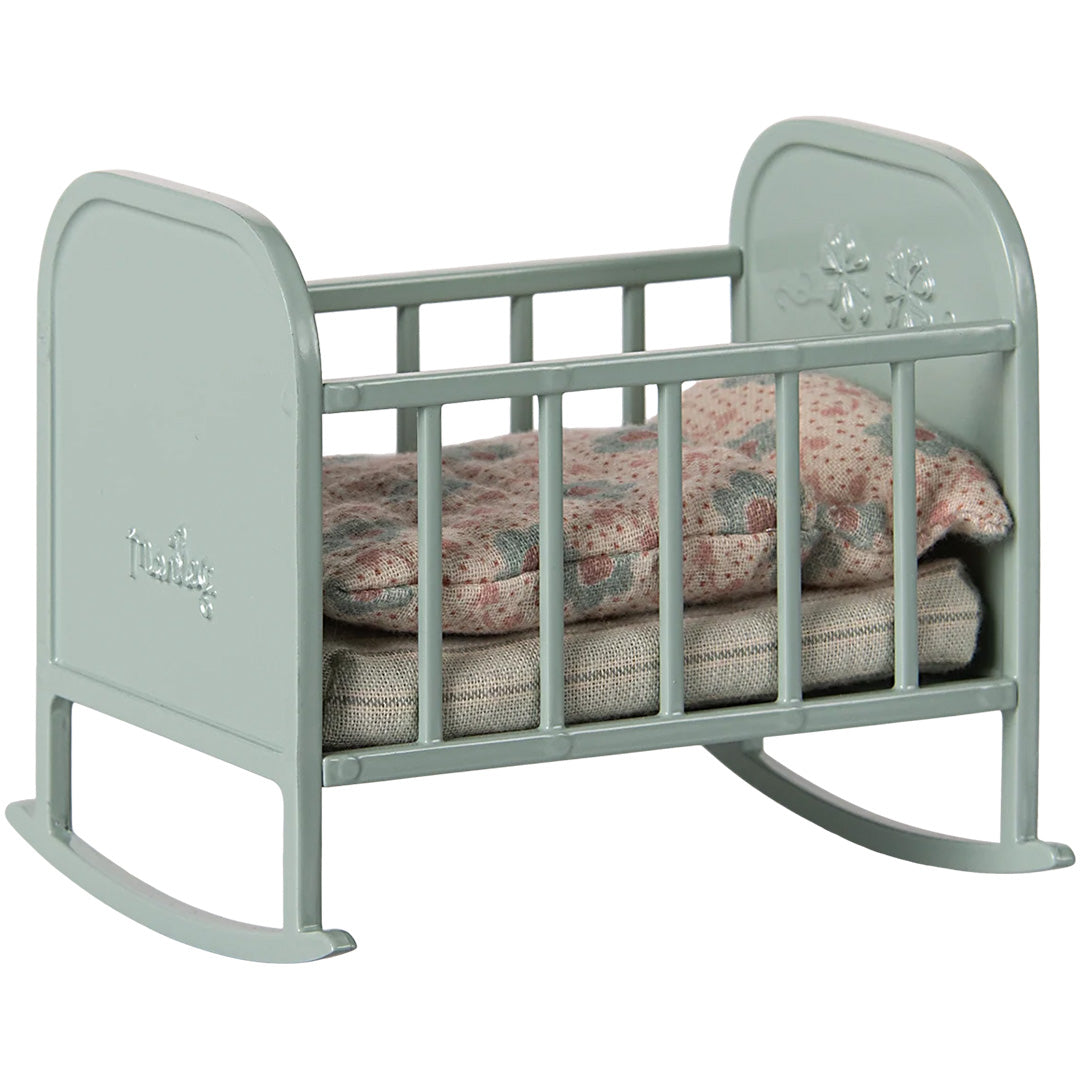Maileg mintgroene poppenhuis schommelwieg met gestreept matras en gebloemd dekentje.