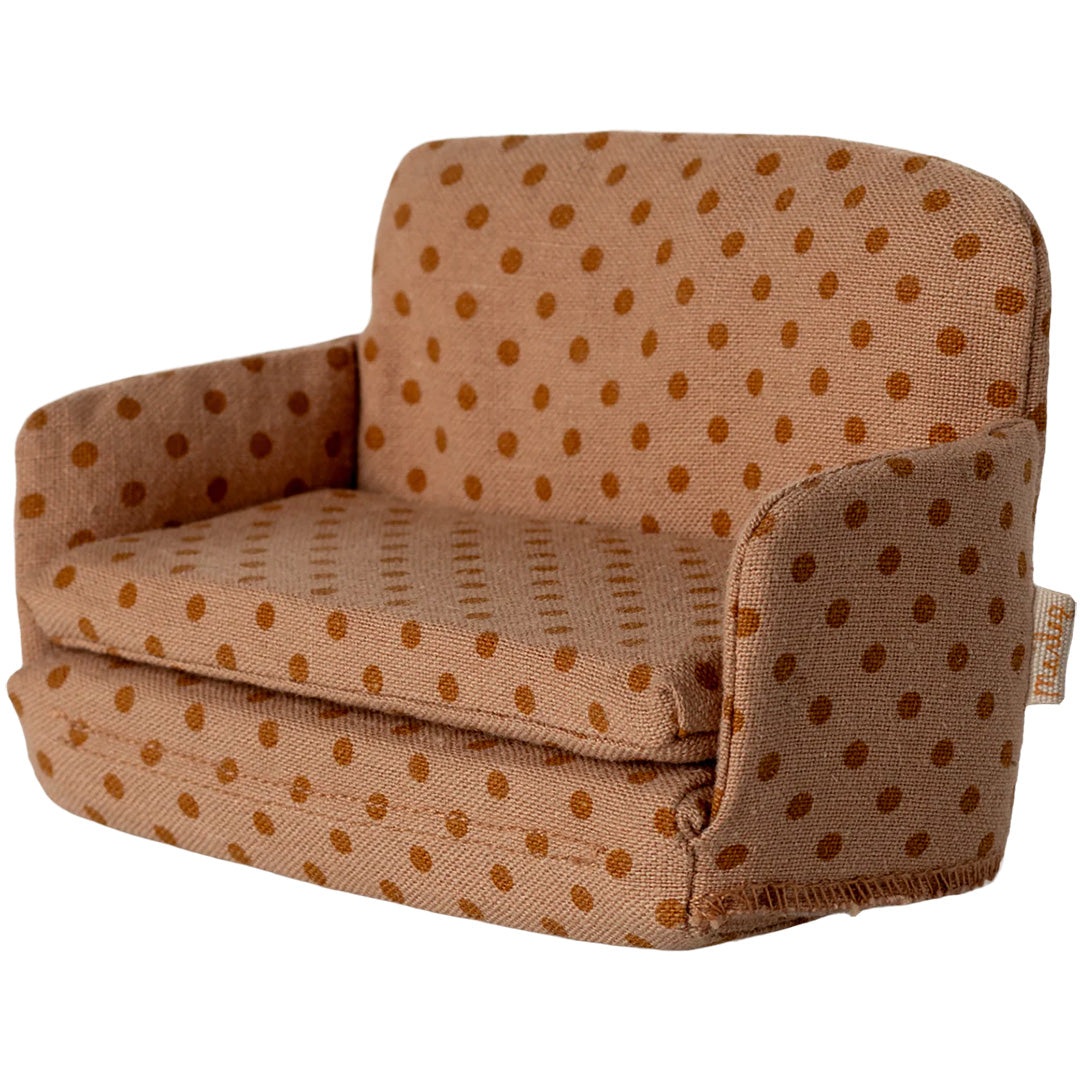 Maileg poppenslaapbank met beige stof en bruine stippen.