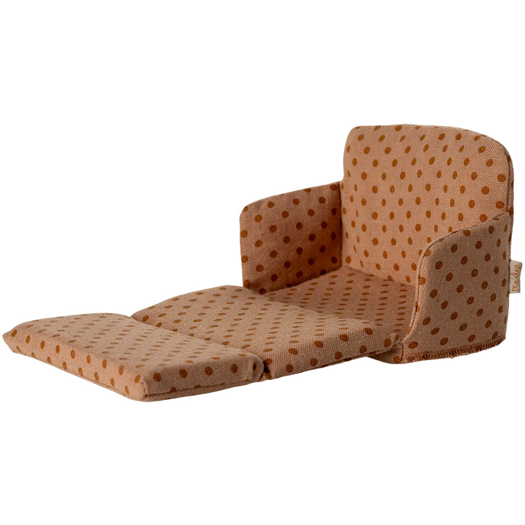Maileg poppenslaapbank met beige stof en bruine stippen, uitgeklapt als bed.
