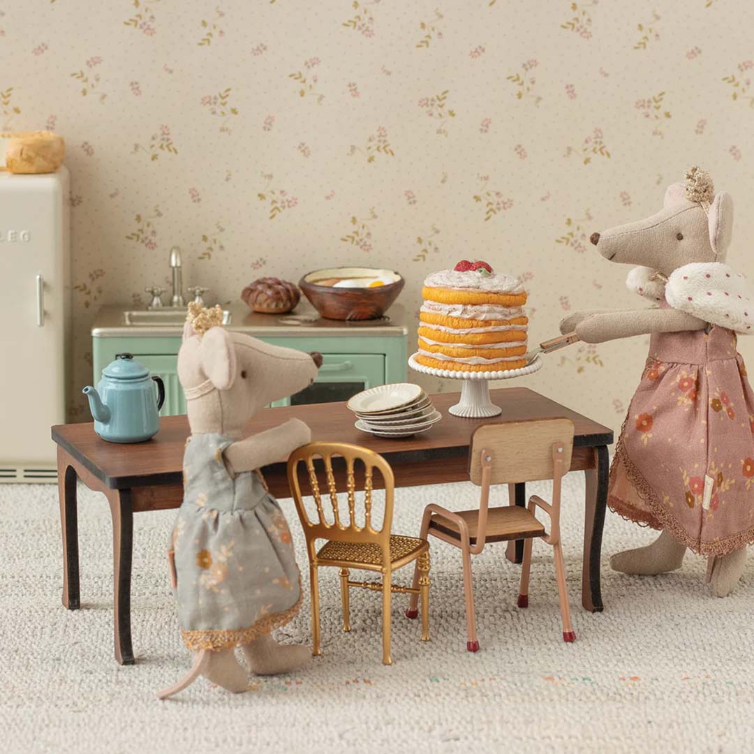 Maileg poppenhuis tafel in een keuken met twee muizenpoppen die taart snijden.