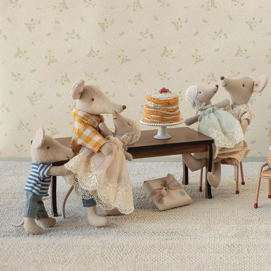 Maileg poppenhuis tafel met een familie muizenpoppen en een taart.