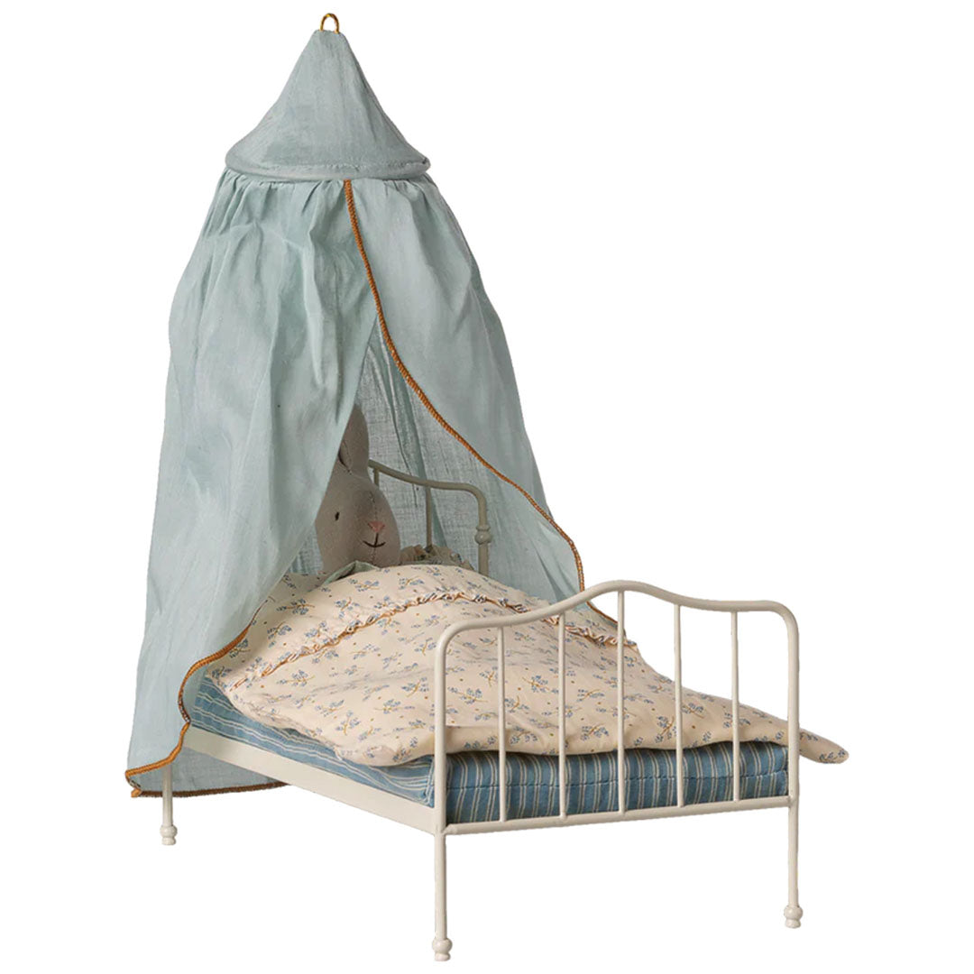 Maileg poppenhuis bedhemel in mintkleurige stof over een wit metalen bed met een konijn.