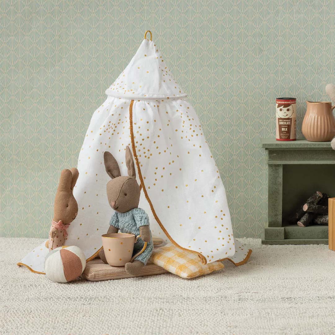 Maileg poppenhuis bedhemel als tentje met twee konijnen knuffels en miniatuur meubels.