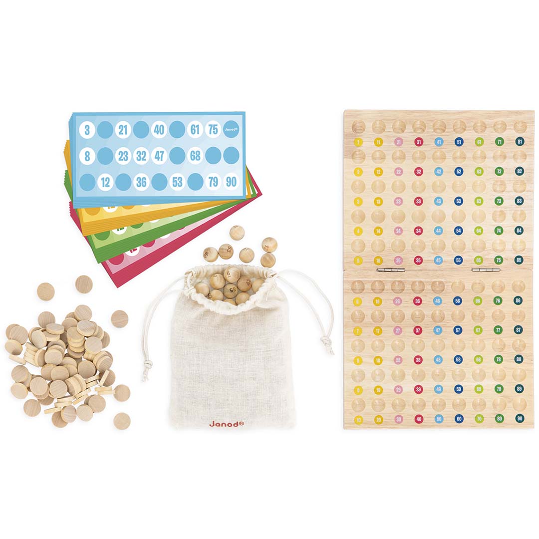 Alle onderdelen van het Janod Bingo spel, inclusief houten speelstukken, bingokaarten en een katoenen zakje.