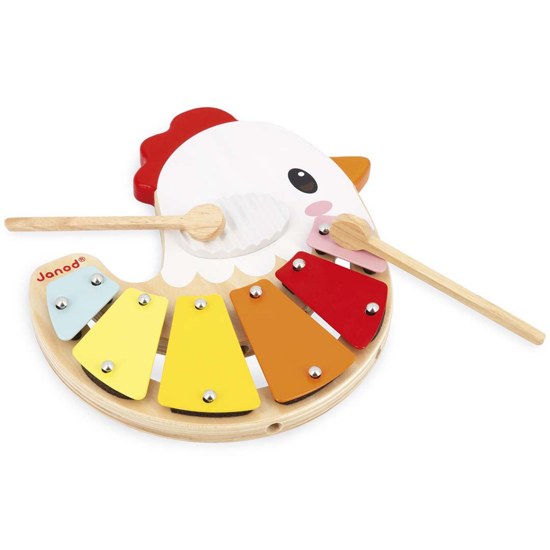 Janod houten xylofoon in de vorm van een haan met twee houten stokjes op de toetsen.