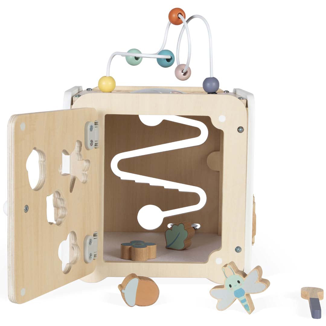 Janod houten activiteitenkubus voor baby's met open deurtje van de vormensorteerder en een zigzagbaan aan de binnenkant.