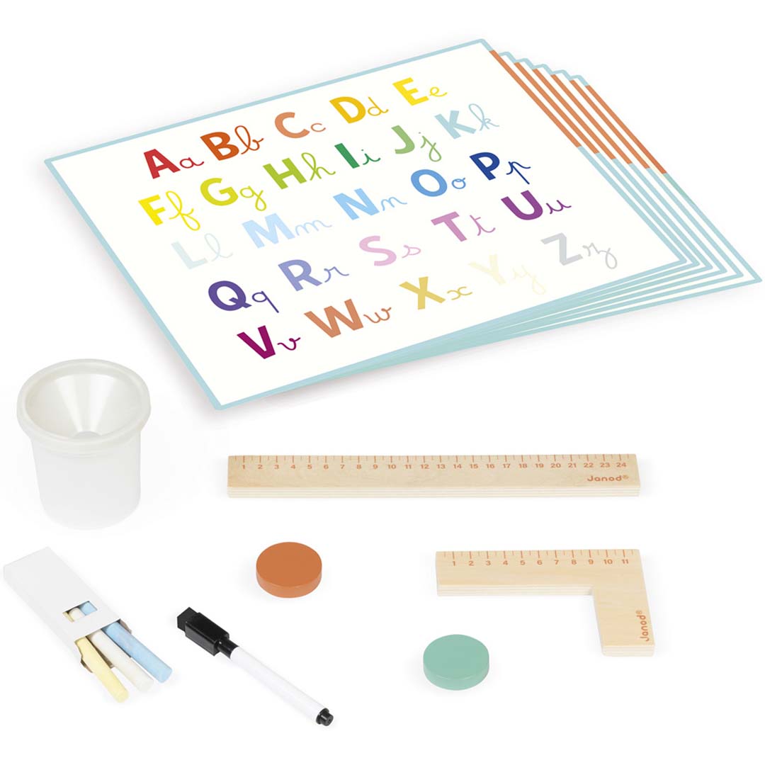 Accessoires voor het Janod schoolbord, waaronder alfabetplaten, houten meetlatten, krijt, een stift en magneten.