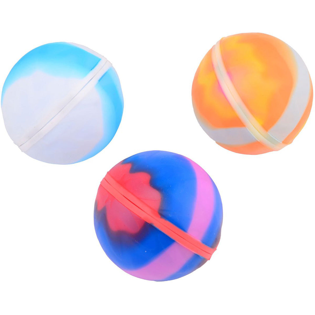 Drie kleurrijke johntoy magnetische waterballen in blauw, oranje en paars.