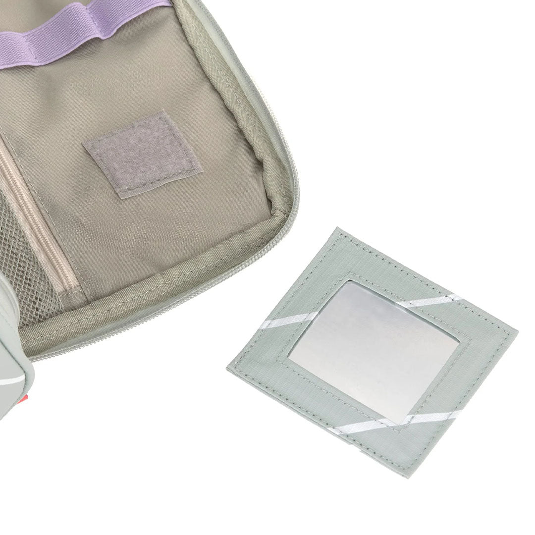 Detail van de uitneembare spiegel met streepjespatroon uit de toilettas.