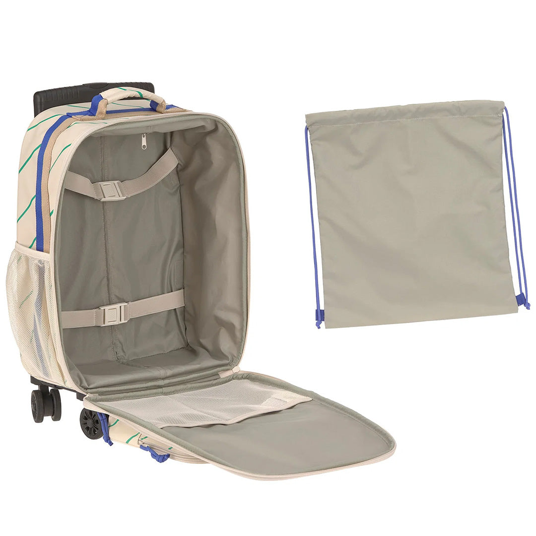 De open Lässig kinderkoffer met beige en groene strepen, naast een bijpassende lege trekkoordzak.
