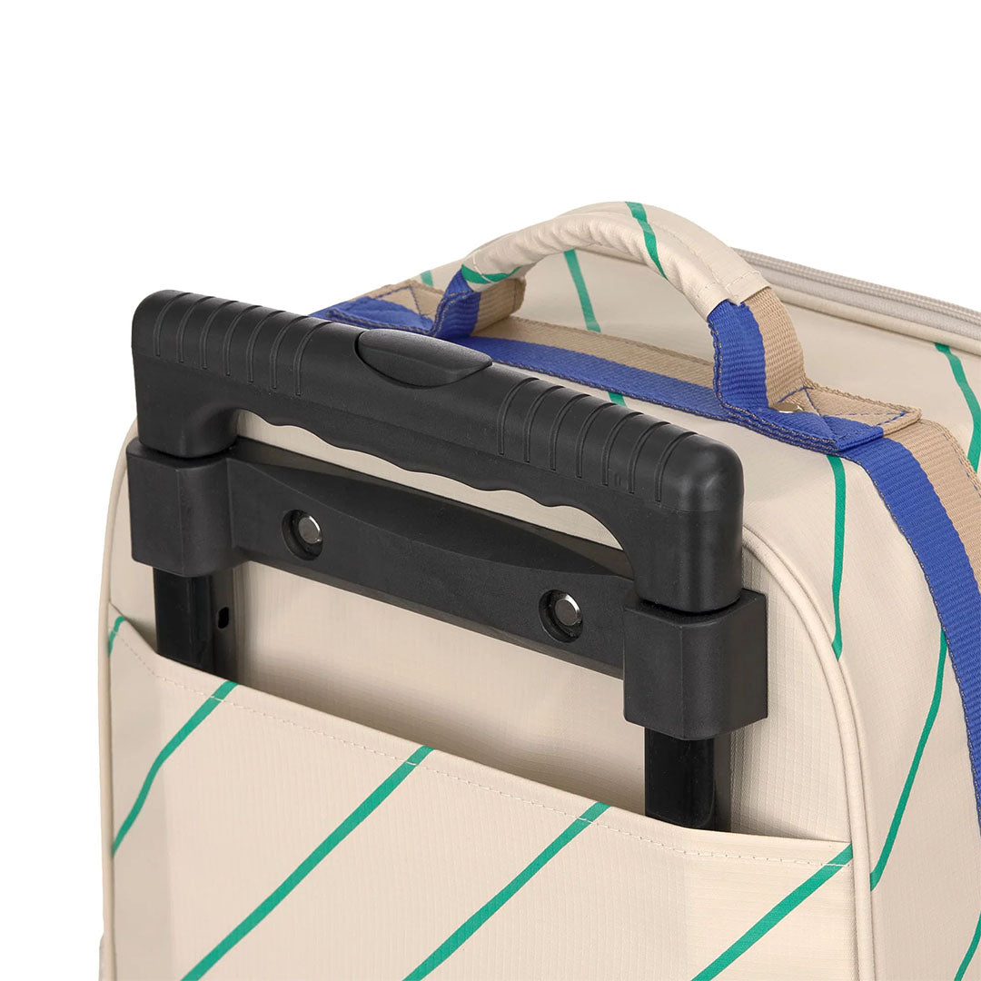 Detail van het uitgeschoven zwarte handvat en de stoffen draaggreep van de Lässig kinderkoffer.