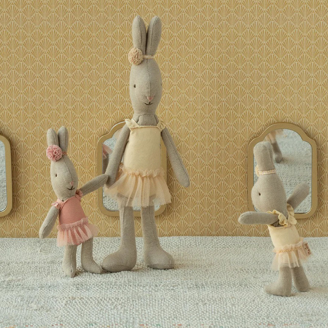 Drie Maileg knuffelkonijnen ballerina's in verschillende maten in een speelkamer.