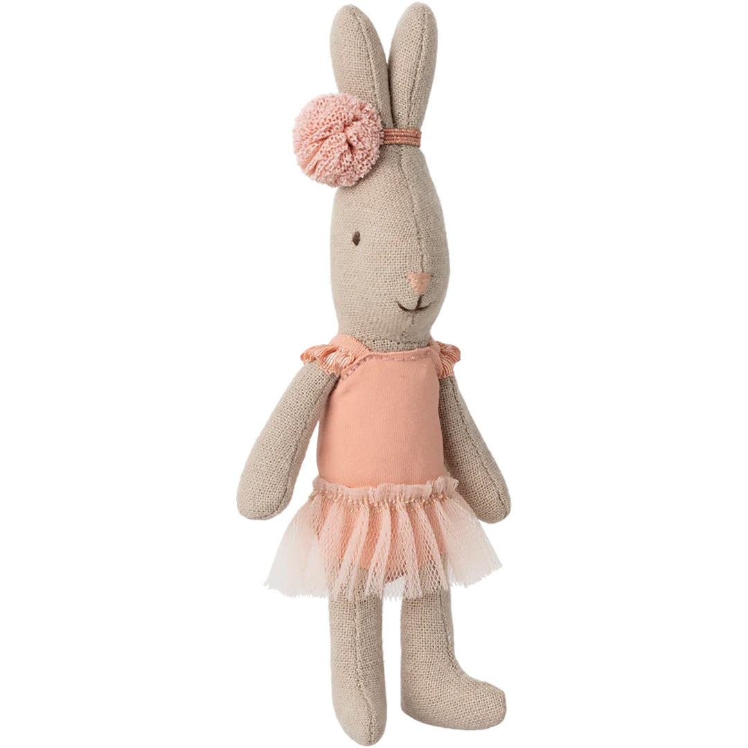 Maileg knuffelkonijn ballerina in roze outfit met pom-pom hoofdband.