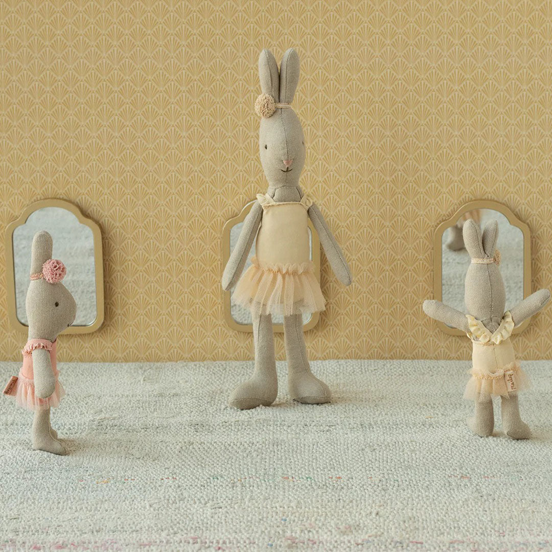 Drie Maileg knuffelkonijnen ballerina's in een balletstudio met spiegels.