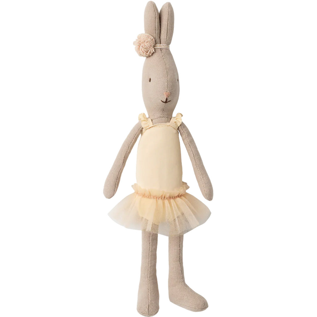 Maileg knuffelkonijn ballerina in crèmekleurige tutu op een witte achtergrond.
