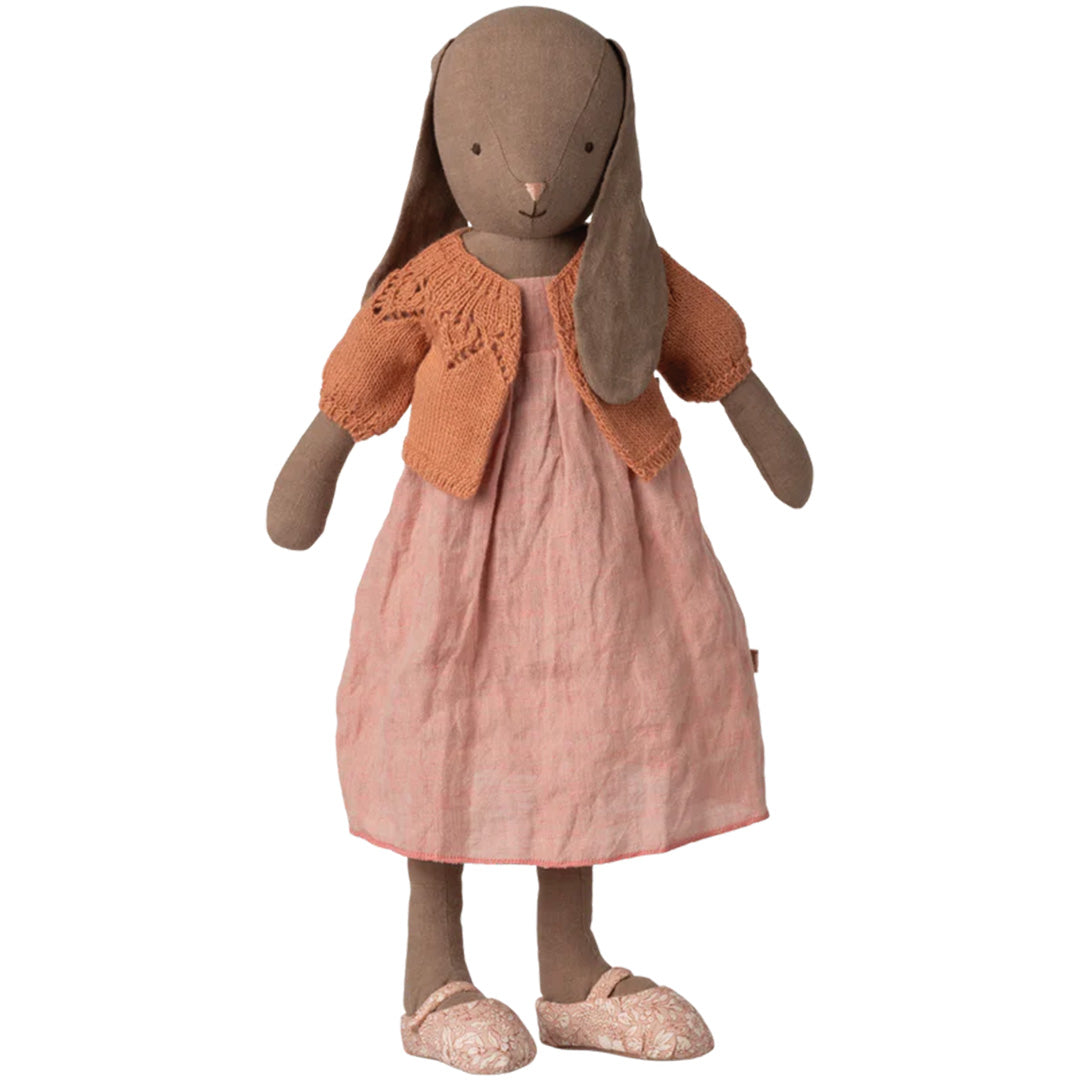 Maileg konijnenpop met vintage rose gebreid vestje en roze jurk.