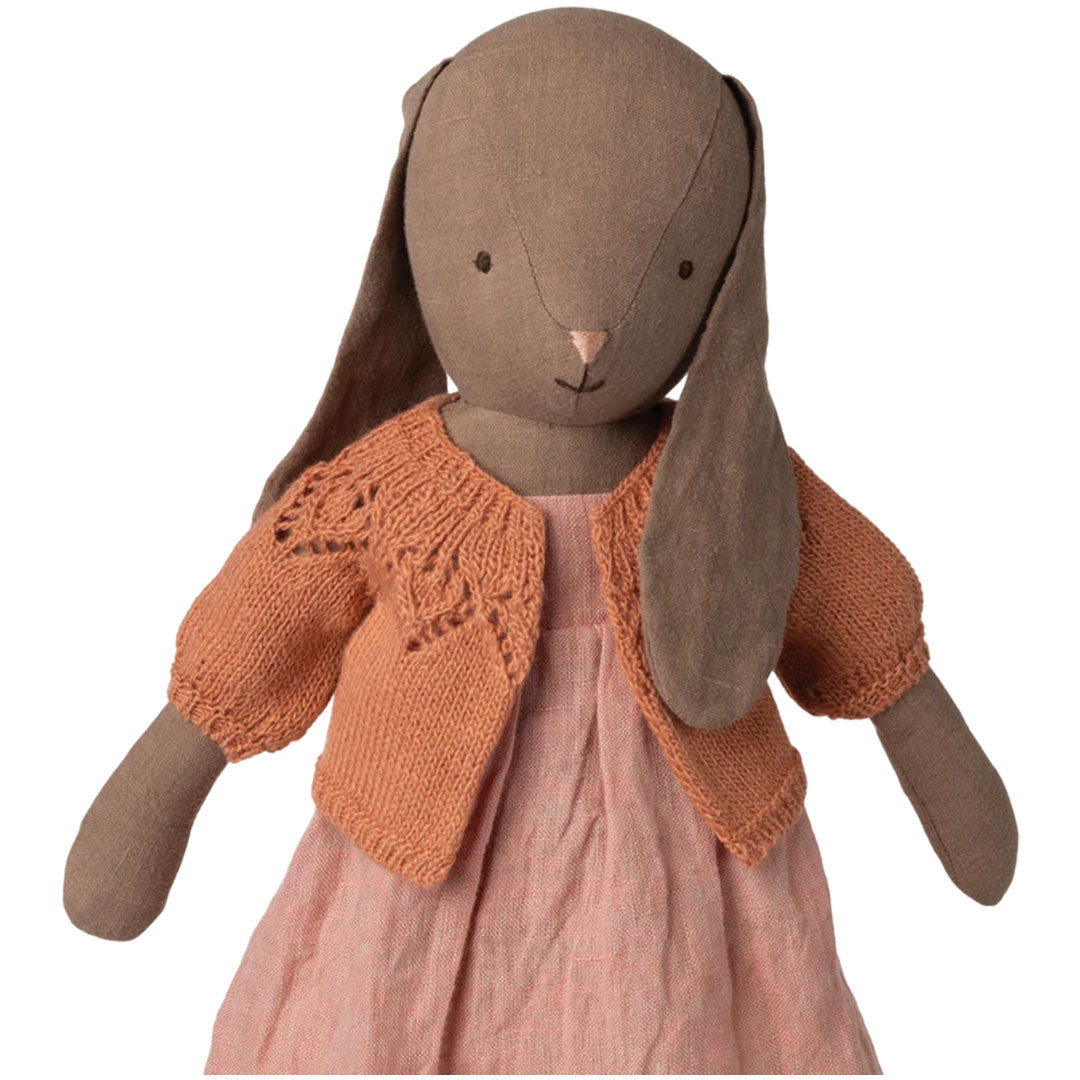 Detail van een Maileg konijnenpop met een vintage rose gebreid vestje met textuurpatroon.