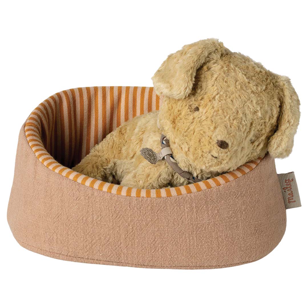 Maileg poppenmand met een slapend beige knuffelhondje erin.