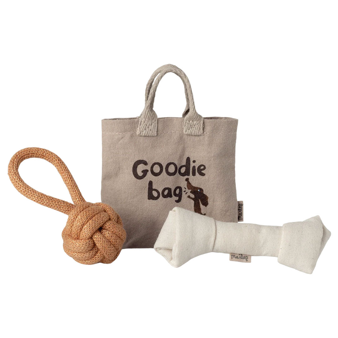 Maileg goodiebag met een touwspeeltje en een stoffen bot voor poppenhuis honden.