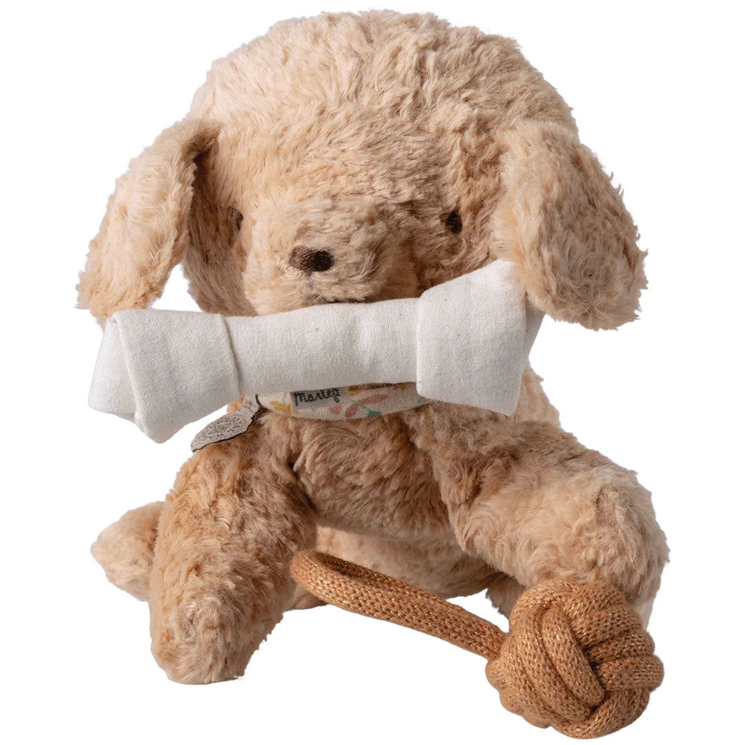 Maileg knuffelhond met een stoffen bot in de bek en een touwspeeltje in de poot.