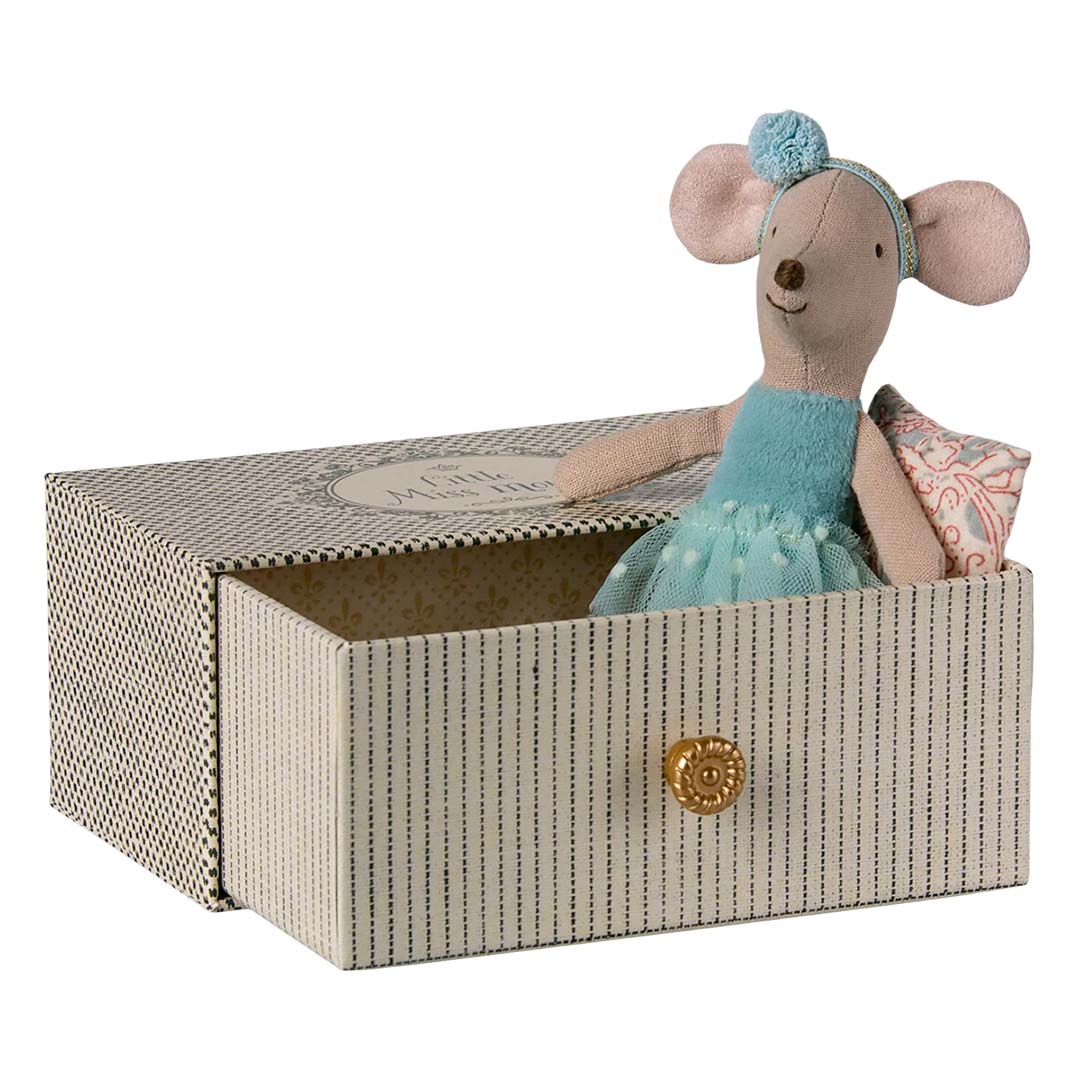 Maileg knuffelmuis in blauwe dansoutfit zittend in een open gestreepte kartonnen doos.