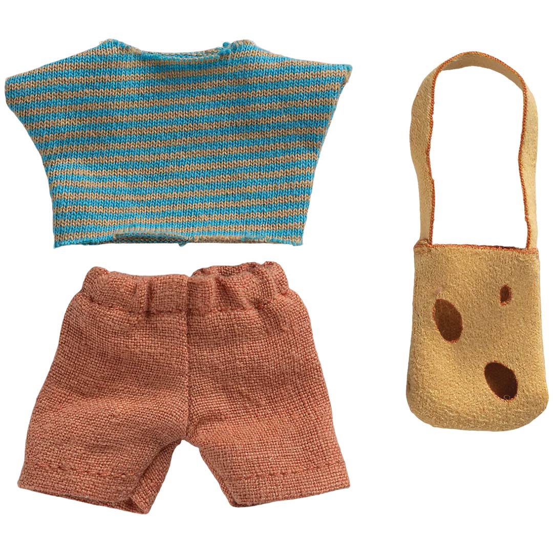 Maileg poppenkleding set voor grote broer muis met gestreept shirt, bruine korte broek en gele kaastas.