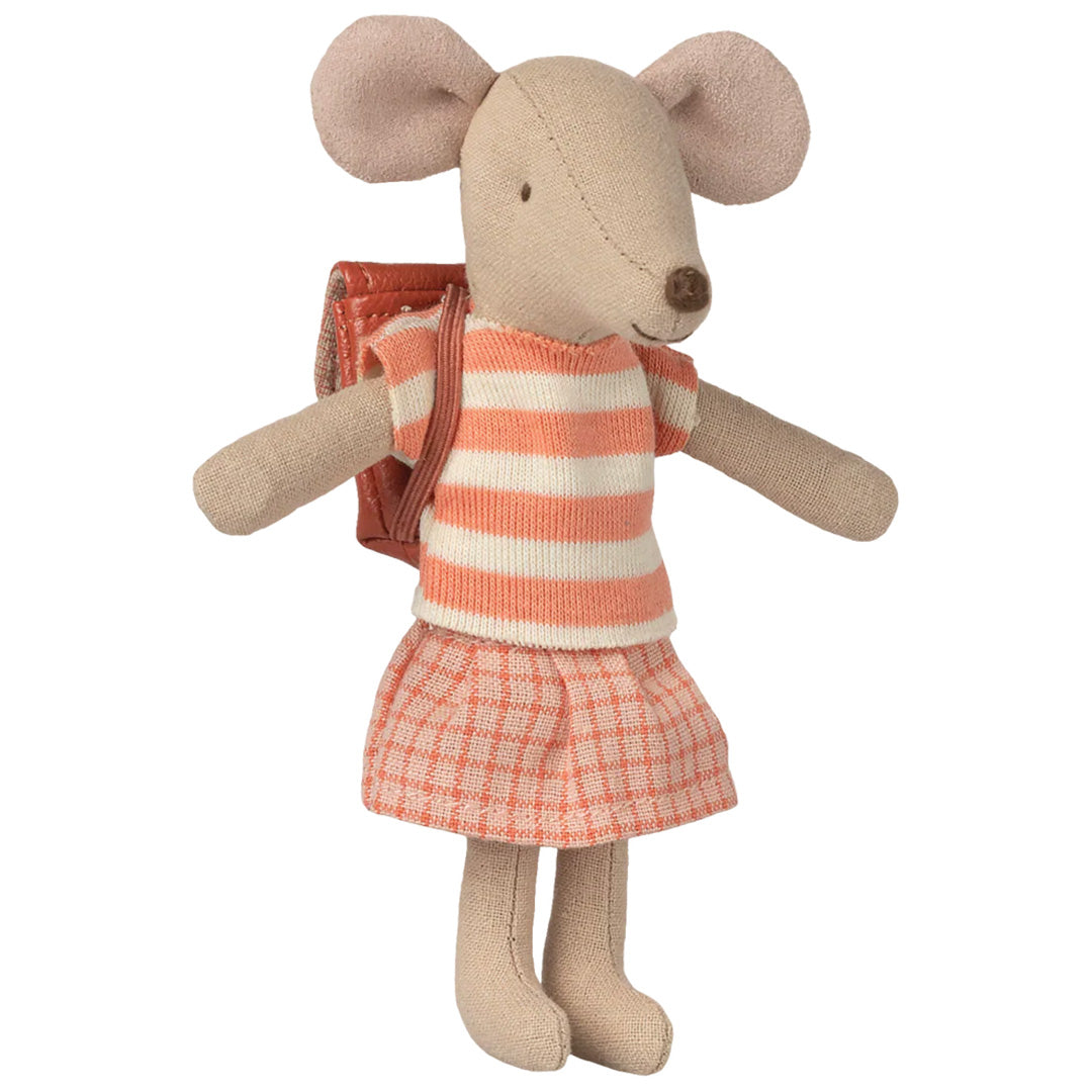 Maileg knuffelmuis 'grote zus' met gestreept shirt, geruite rok en rugzak, staand op een witte achtergrond.