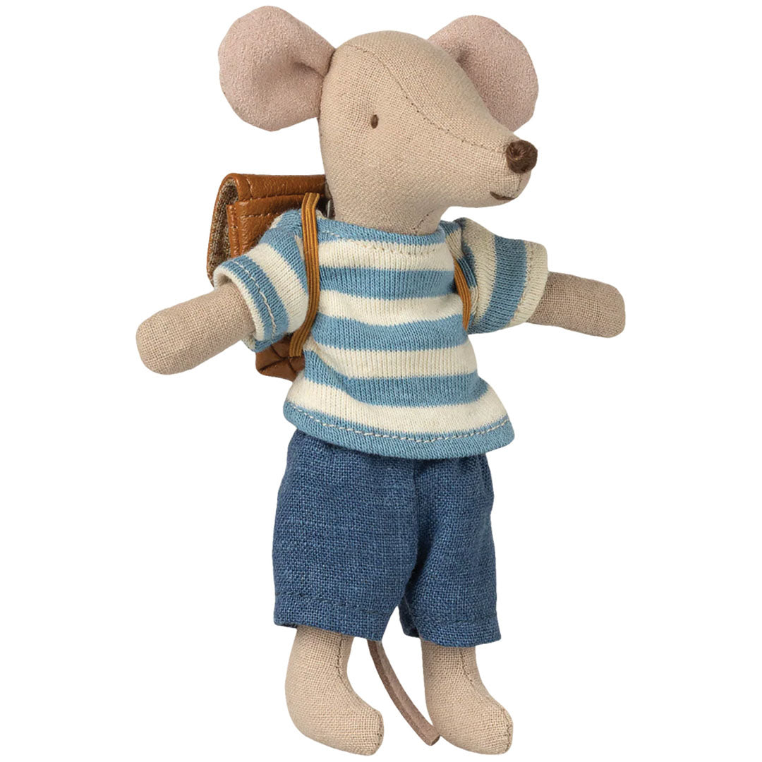 Maileg grote broer muis pop draagt de gestreepte poppenkleding set met blauwe korte broek en bruine rugzak.