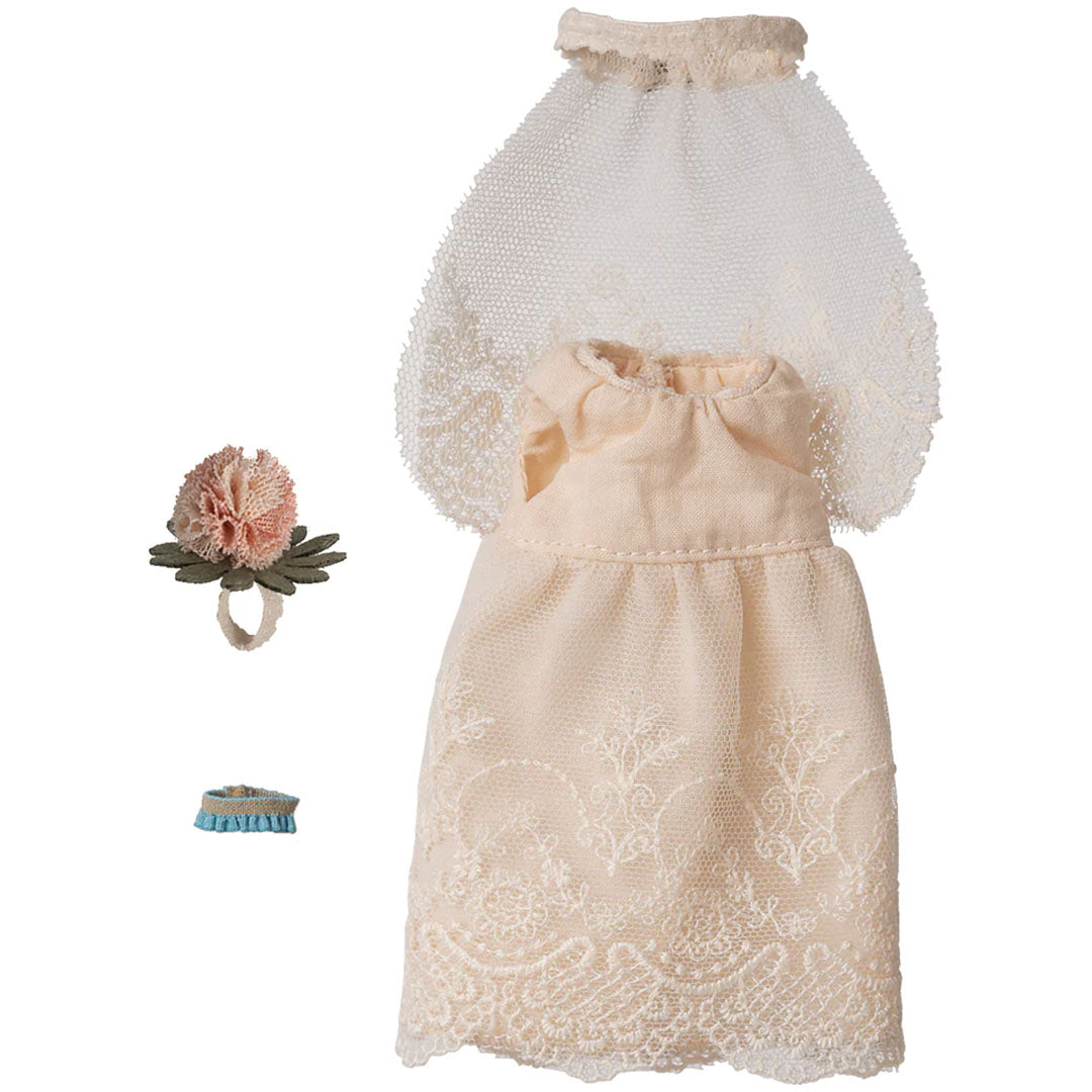 Maileg poppenkleding set met beige trouwjurk, sluier, bloemenboeket en ringen.