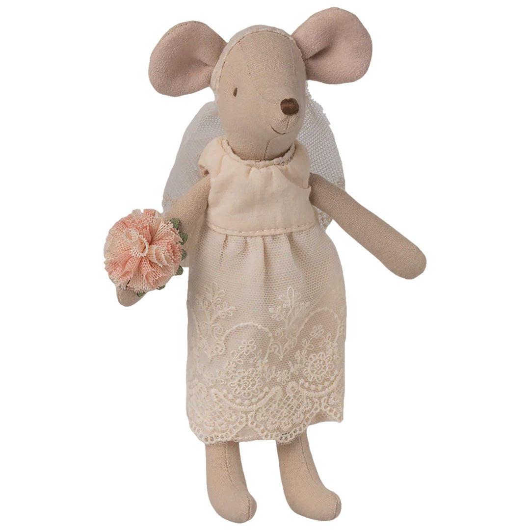 Maileg muispop in beige kanten trouwjurk met sluier en bloemenboeket.