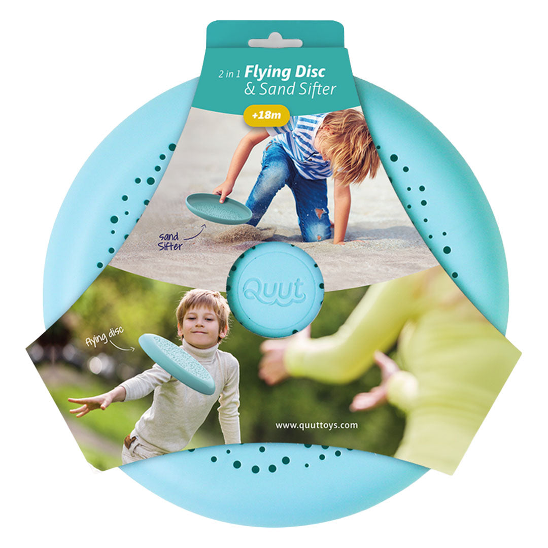 Verpakking van de Quut 2-in-1 frisbee en zandzeef, met afbeeldingen van kinderen die ermee spelen.